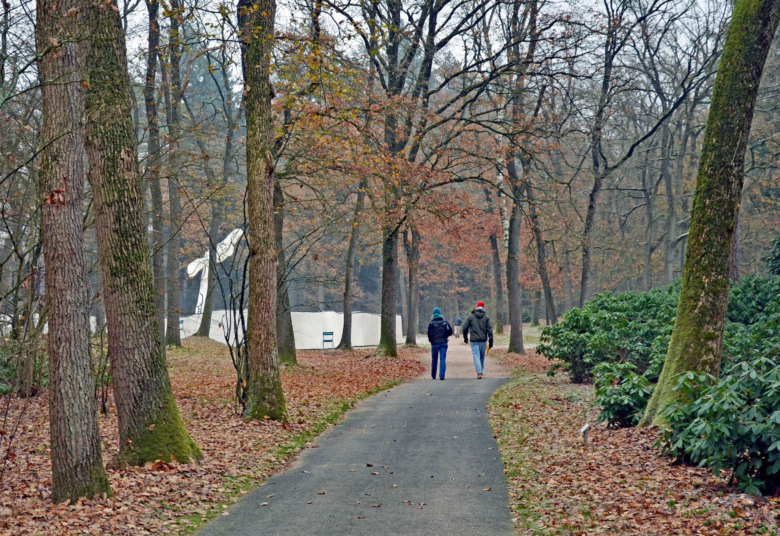 Wandelende bezoekers in de beeldentuin, bij 'Jardin d'émail' van Jean Dubuffet