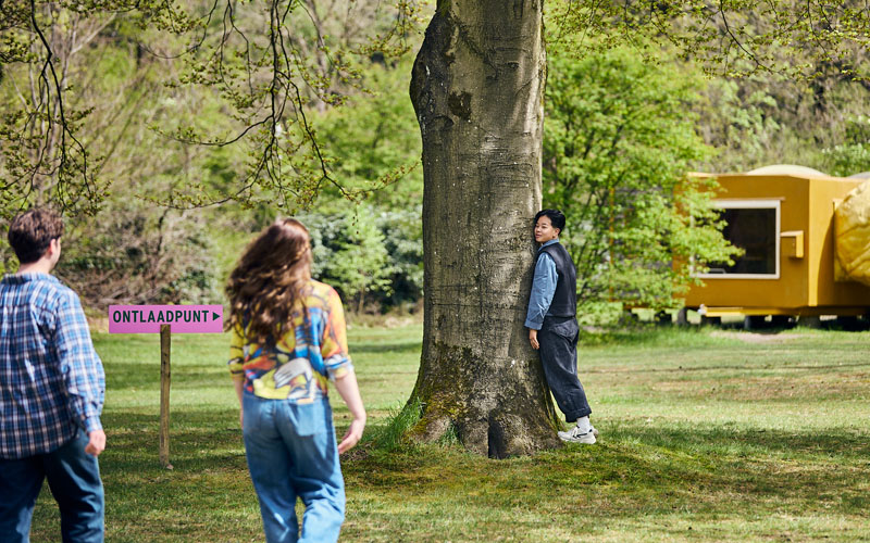 Bezoekers in de beeldentuin, tijdens de wandeling 'Door de bomen de beeldentuin'