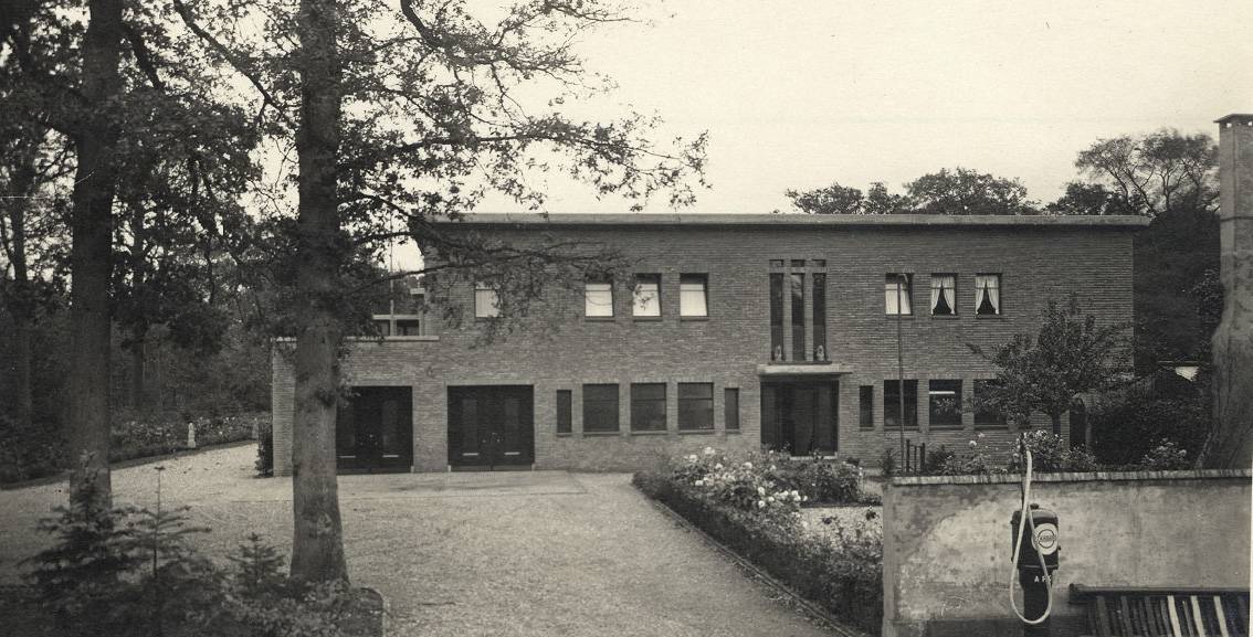 Henry van de Velde, Villa Groot Haesebroek, oprijlaan met benzinepomp