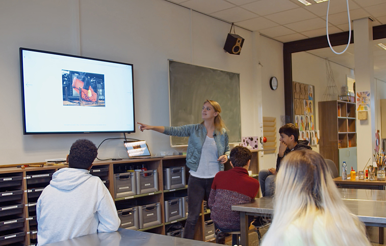 Museum teacher at work in an International transition class