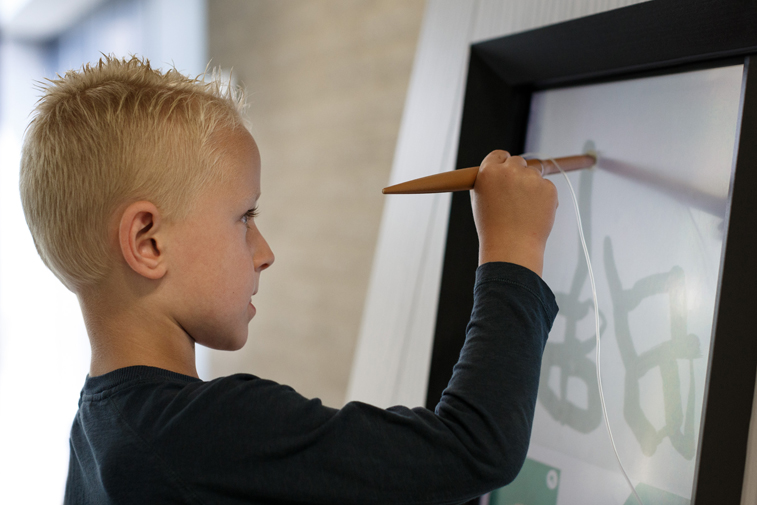 Kind in actie met het Schilderspel | Kröller-Müller Museum