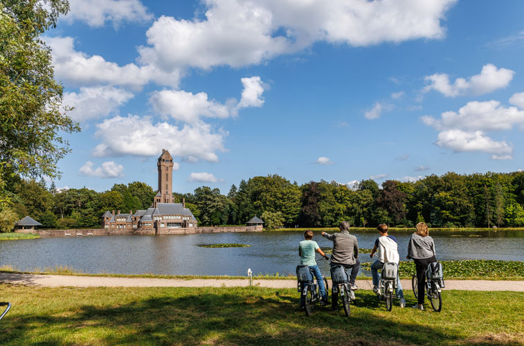 Familie met twee kinderen op een Witte Fiets, voor Jachthuis Sint Hubertus