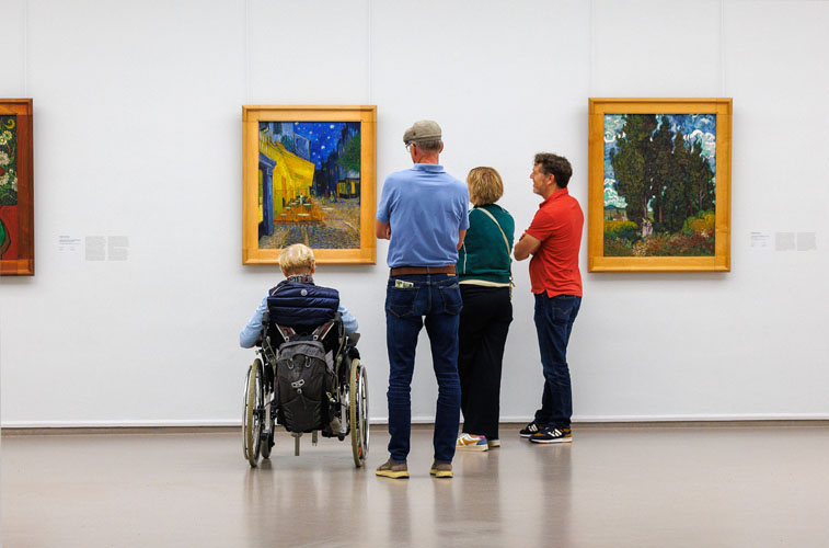 Bezoekers in de Van Gogh galerij