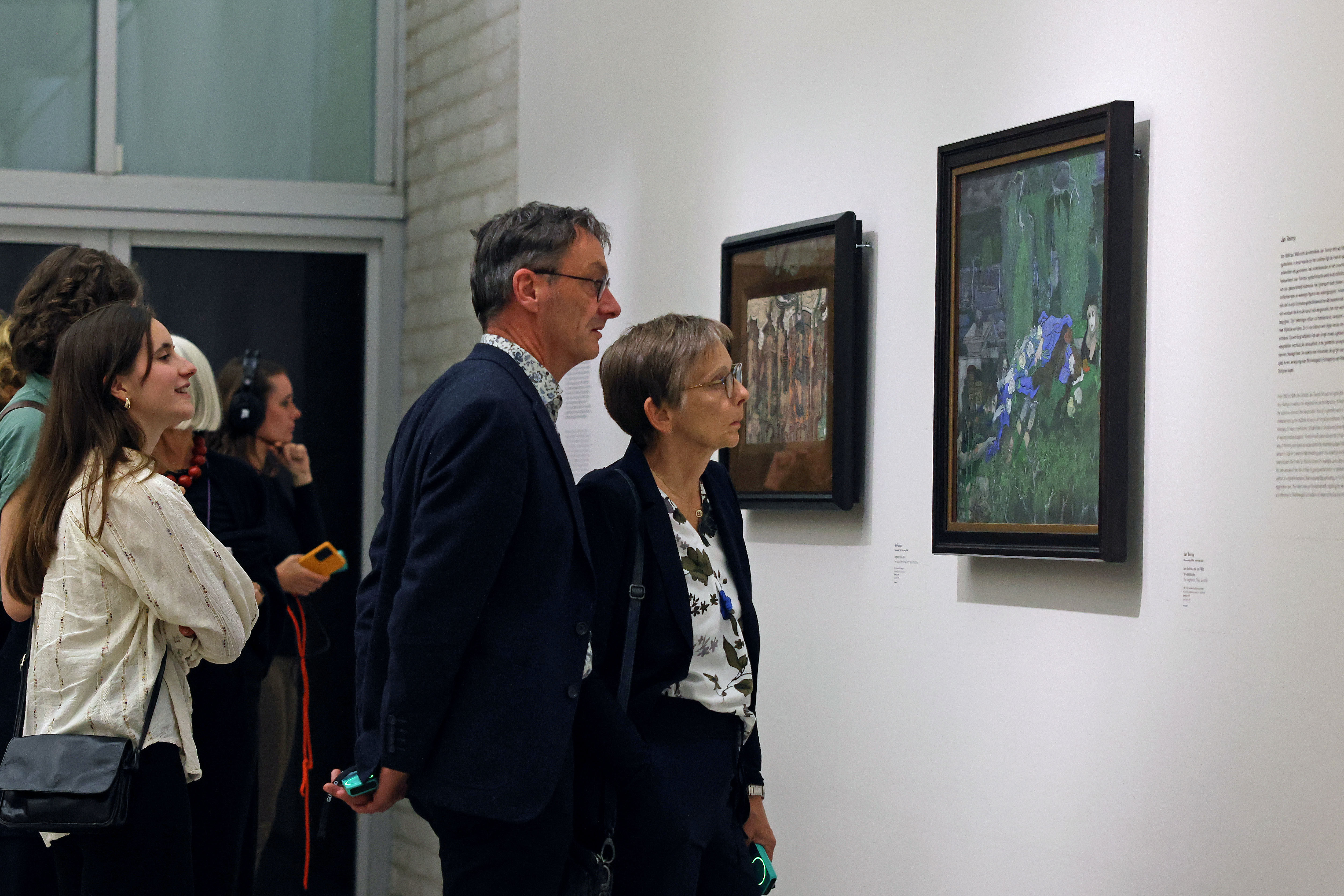 Bezoekers in de tentoonstelling 'Zoeken naar zingeving'