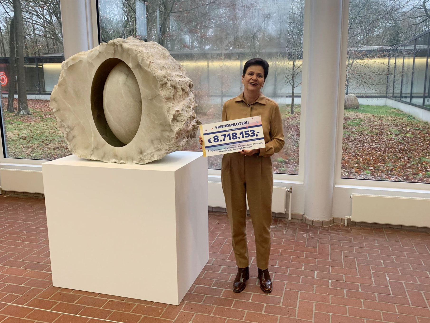 Lisette Pelsers met cheque Vriendenloterij bij aankoop Anish Kapoor