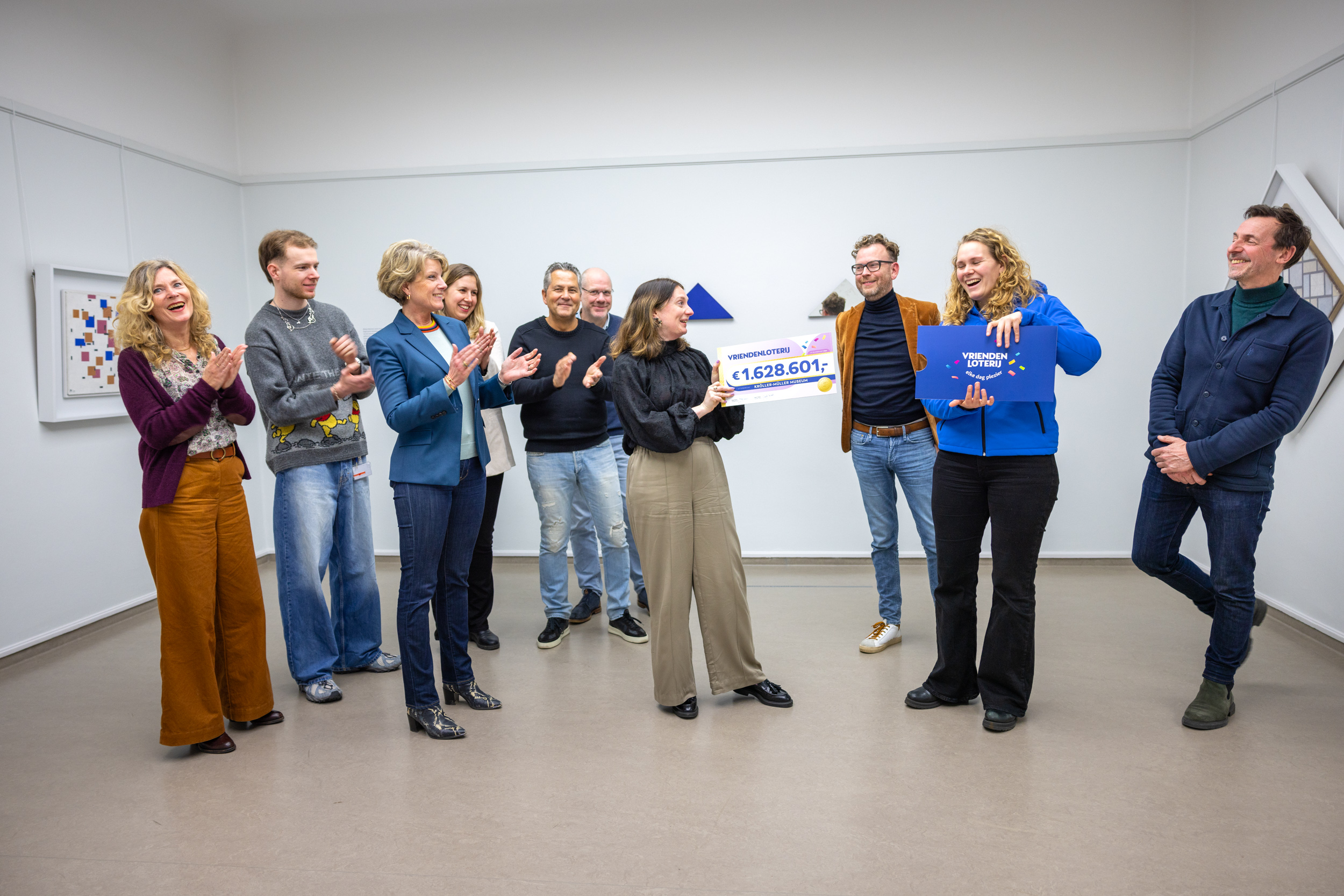 Medewerkers van het museum ontvangen cheque van de VriendenLoterij