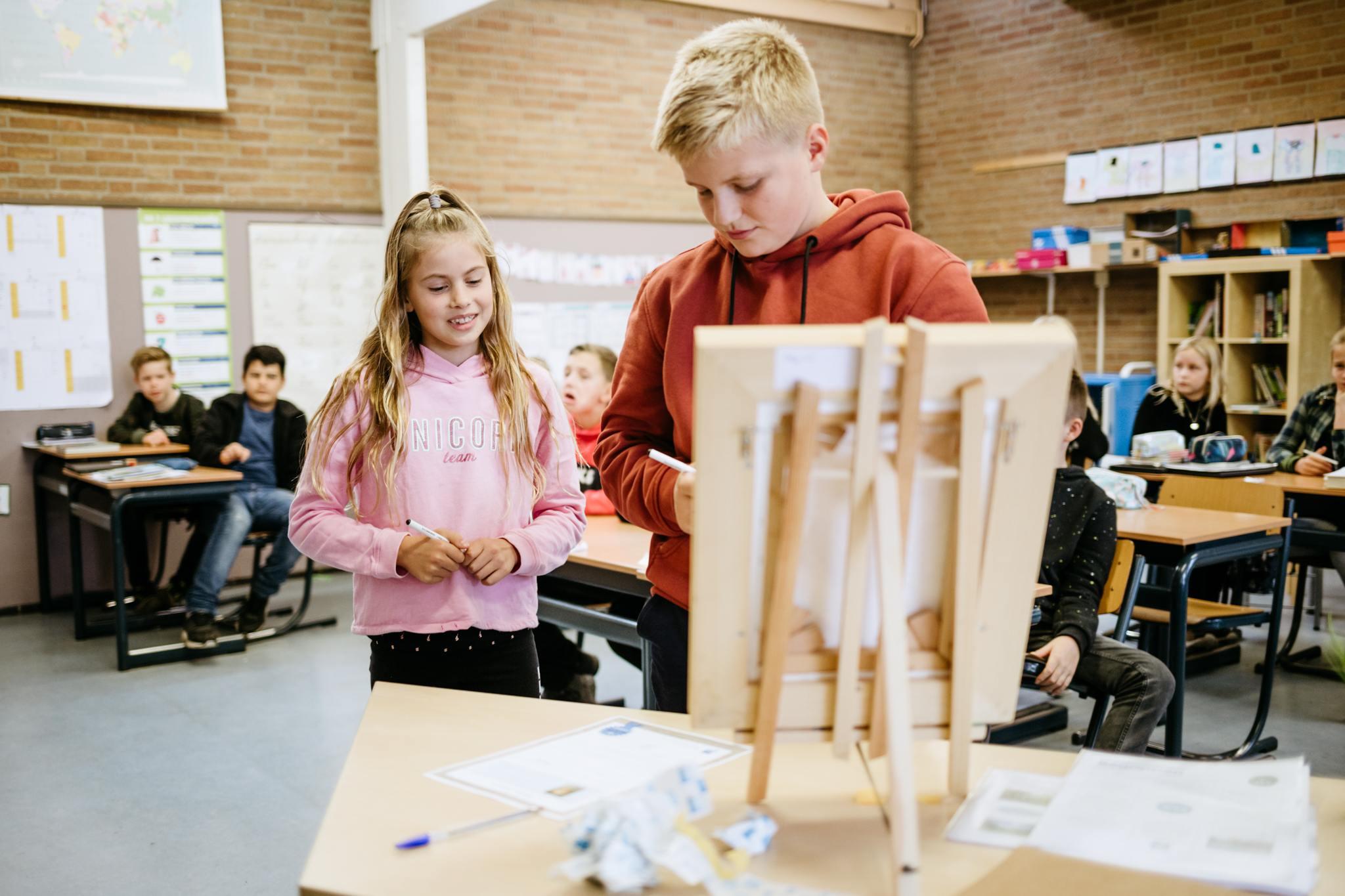 leerlingen ondertekenen bruikleenovereenkomst