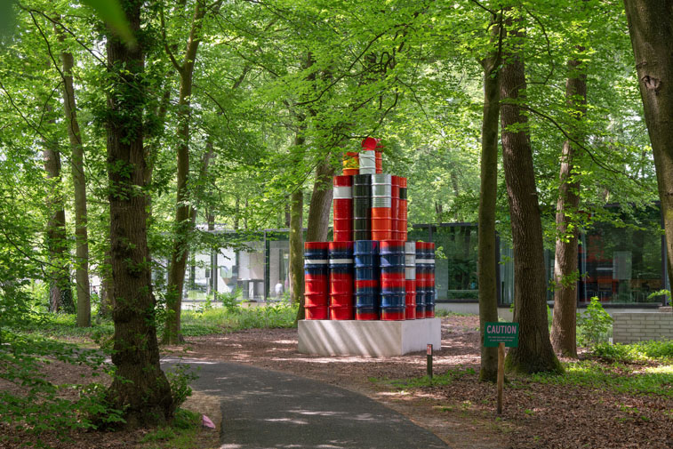 Christo, 56 Barrels, 1968/1977, foto: Marjon Gemmeke